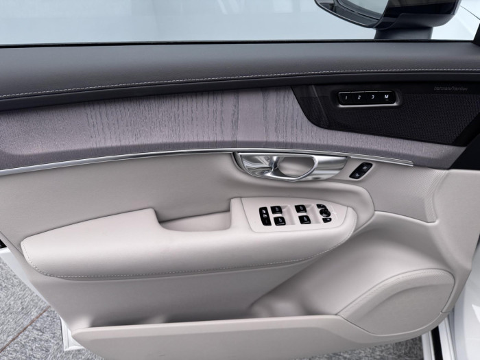 Volvo XC90 B5 AWD AUT DARK PLUS 7míst na operativní leasing