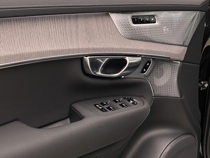 Volvo XC90 T8 AWD Plug-in DARK ULTRA na operativní leasing