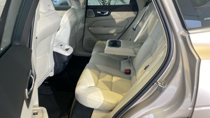 Volvo XC60 PLUS BRIGHT, B5 AWD, 184+10 kW / 250+14 HP na operativní leasing