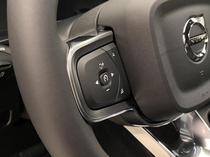 Volvo XC40 B3 AUT DARK PLUS na operativní leasing
