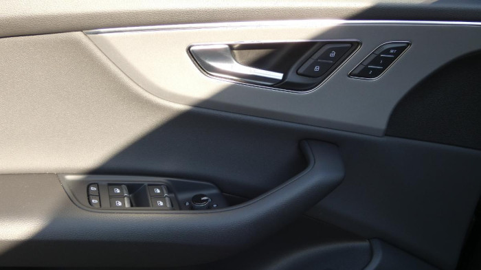 Audi Q8 55 TFSI quattro tiptronic na operativní leasing