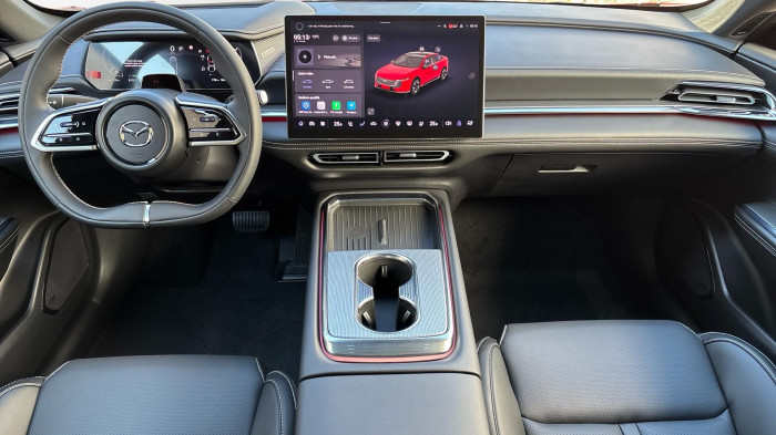 Mazda 6e 68.8 kWh Takumi - Soul Red Crystal - Full Servis na operativní leasing