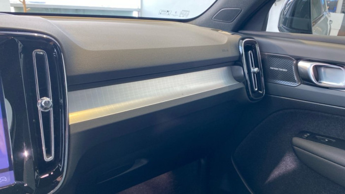 Volvo XC40 PLUS BLACK EDITION, B4 FWD, 145+10 kW / 197+14 HP na operativní leasing