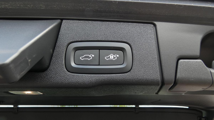 Volvo XC60 B4 mHEV AWD Plus Dark na operativní leasing