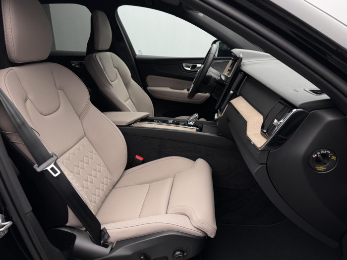 Volvo XC60 B5 AWD AUT DARK PLUS na operativní leasing