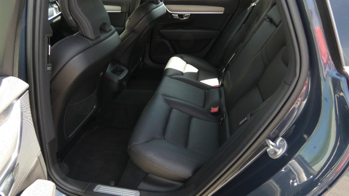 Volvo V90 B4 mHEV AWD aut. Momentum Pro na operativní leasing