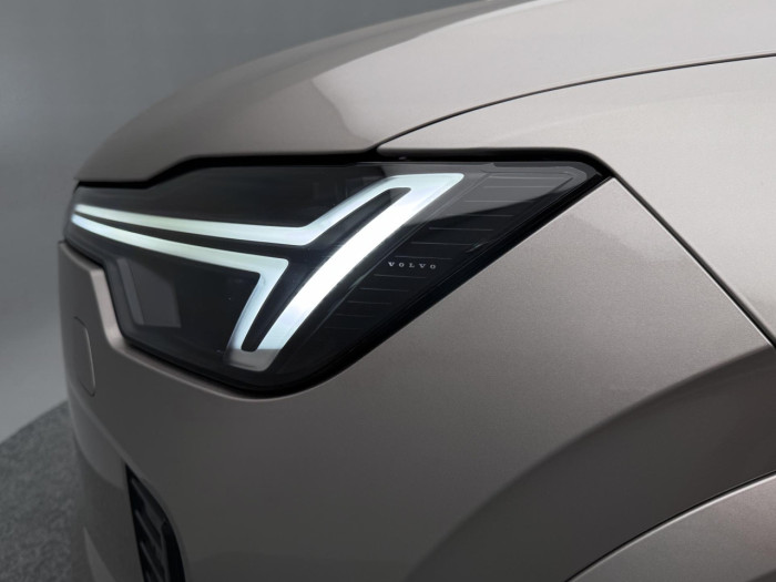 Volvo XC90 T8 AWD Plug-in DARK PLUS 7m na operativní leasing
