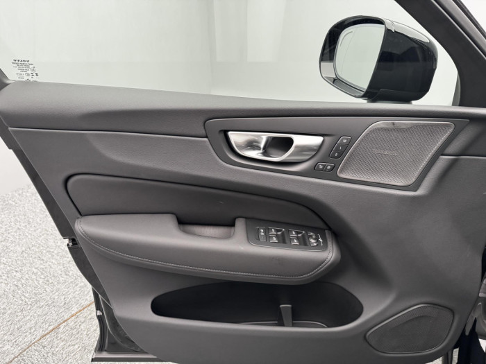 Volvo XC60 B5 AWD AUT PLUS BLACK EDITION na operativní leasing