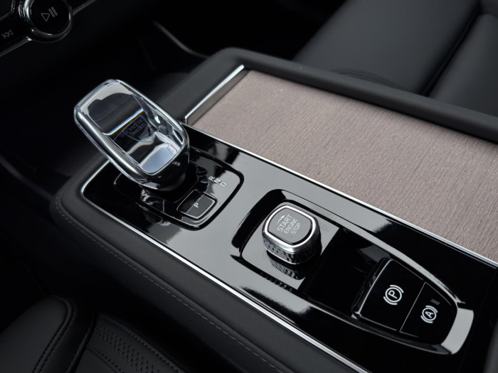 Volvo XC90 T8 AWD Plug-in ULTRA DARK 7m na operativní leasing