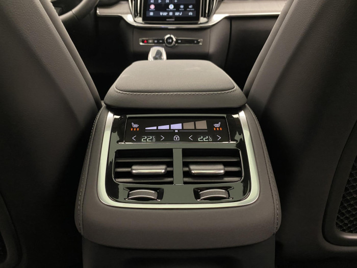 Volvo XC90 T8 AWD Plug-in DARK PLUS 7m na operativní leasing