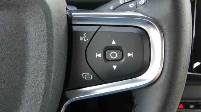 Volvo XC40 B3 Plus Dark na operativní leasing