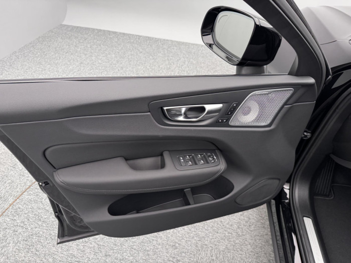 Volvo XC60 B5 AWD AUT PLUS BLACK EDITION na operativní leasing