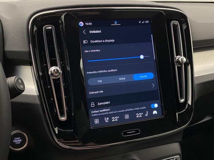 Volvo XC40 B4 AUT DARK PLUS na operativní leasing