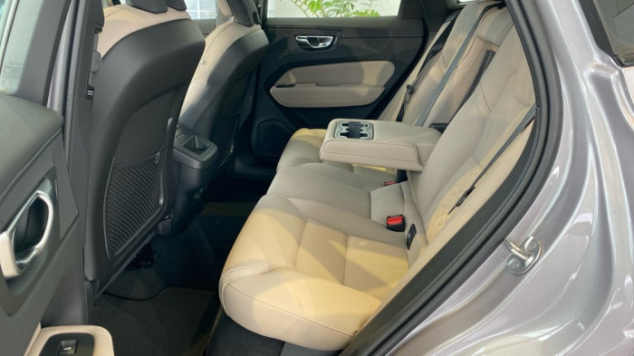 Volvo XC60 PLUS DARK, B5 AWD, 184+10 kW / 250+14 HP na operativní leasing