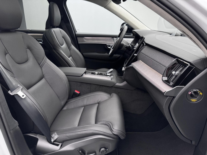 Volvo XC90 B5 AWD AUT DARK ULTRA 7-míst na operativní leasing