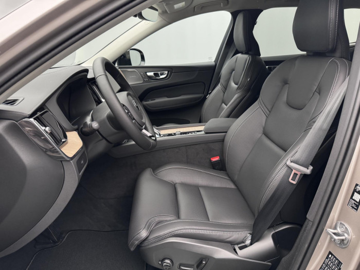 Volvo XC60 B5 AWD AUT DARK ULTRA na operativní leasing