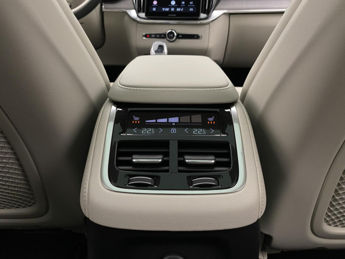 Volvo XC90 T8 AWD Plug-in DARK ULTRA na operativní leasing