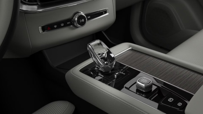 Volvo XC90 PLUS BRIGHT, B5 AWD, 184+10 kW / 250+14 HP na operativní leasing