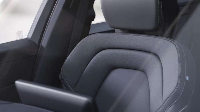 Volvo XC60 PLUS BLACK EDITION, B5 AWD, 184+10 kW / 250+14 HP na operativní leasing