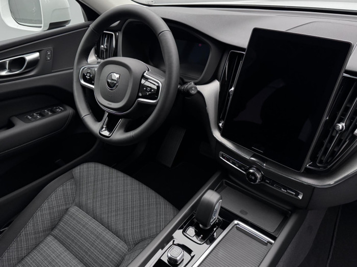 Volvo XC60 B5 AWD AUT ESSENTIAL na operativní leasing