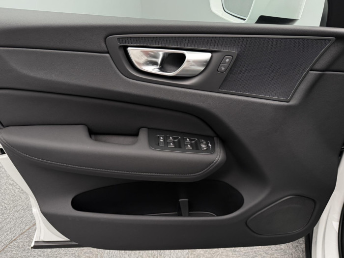 Volvo XC60 B5 AWD AUT CORE na operativní leasing