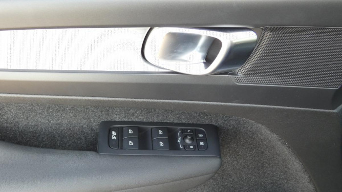 Volvo XC40 T2 FWD Momentum Core na operativní leasing