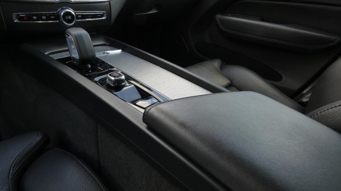 Volvo XC60 B4 mHEV AWD Plus Dark na operativní leasing