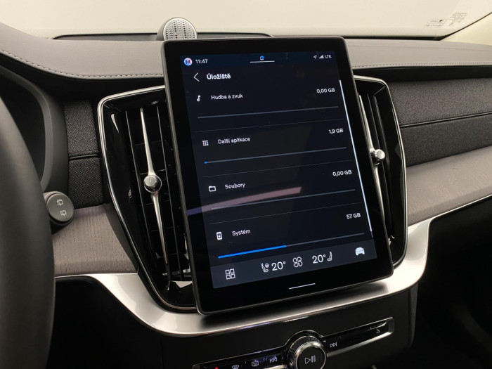 Volvo XC90 T8 AWD Plug-in DARK ULTRA na operativní leasing