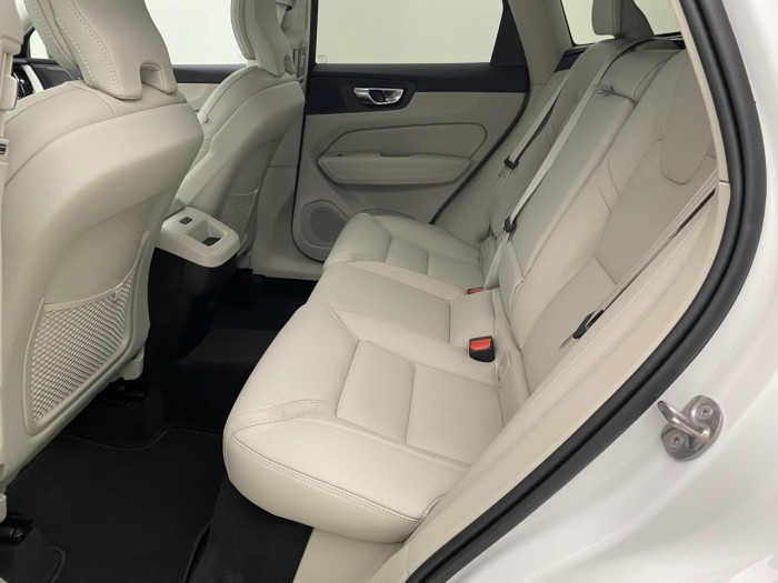 Volvo XC60 B5 AWD AUT DARK PLUS na operativní leasing