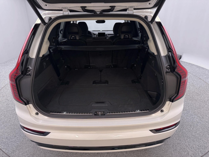 Volvo XC90 T8 AWD Plug-in ULTRA DARK 7m na operativní leasing