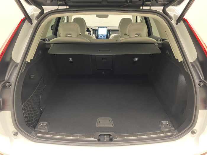 Volvo XC60 B5 AWD AUT DARK PLUS na operativní leasing
