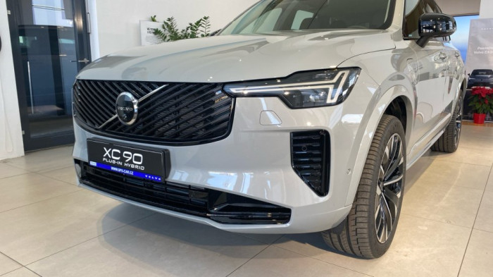 Volvo XC90 PLUS DARK, T8 AWD, 228+107 kW / 310+145 HP na operativní leasing