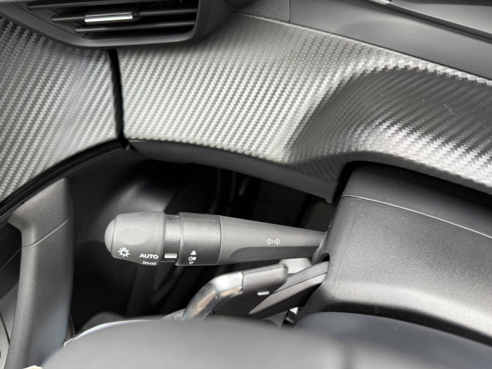 Peugeot 2008 ALLURE Hybrid 1,2 145 e-DCS6 / 107kW na operativní leasing