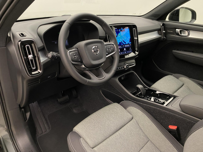 Volvo XC40 B3 AUT DARK PLUS na operativní leasing