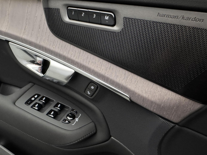 Volvo XC90 T8 AWD Plug-in DARK PLUS 7m na operativní leasing