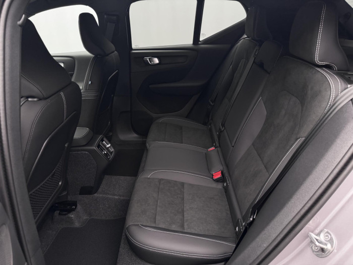 Volvo XC40 B3 AUT DARK PLUS na operativní leasing