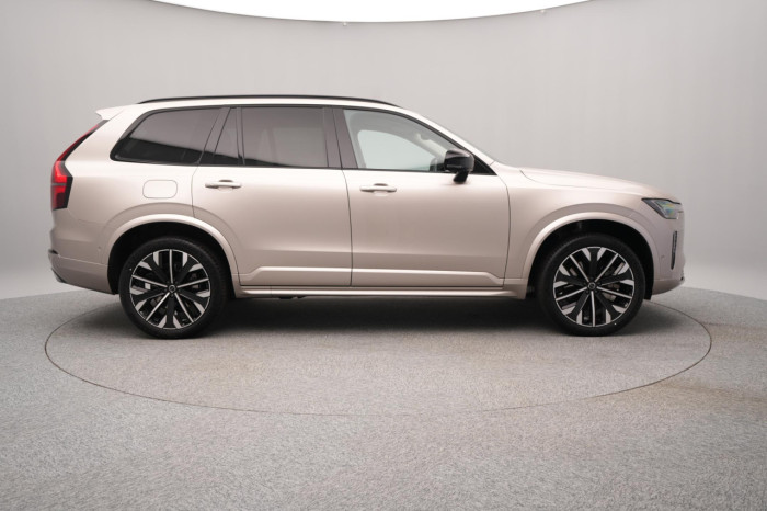 Volvo XC90 T8 AWD Plug-in DARK PLUS 7m na operativní leasing
