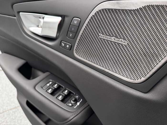 Volvo XC60 B5 AWD AUT PLUS BLACK EDITION na operativní leasing
