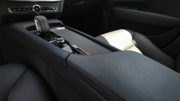 Volvo V90 B4 mHEV AWD aut. Momentum Pro na operativní leasing