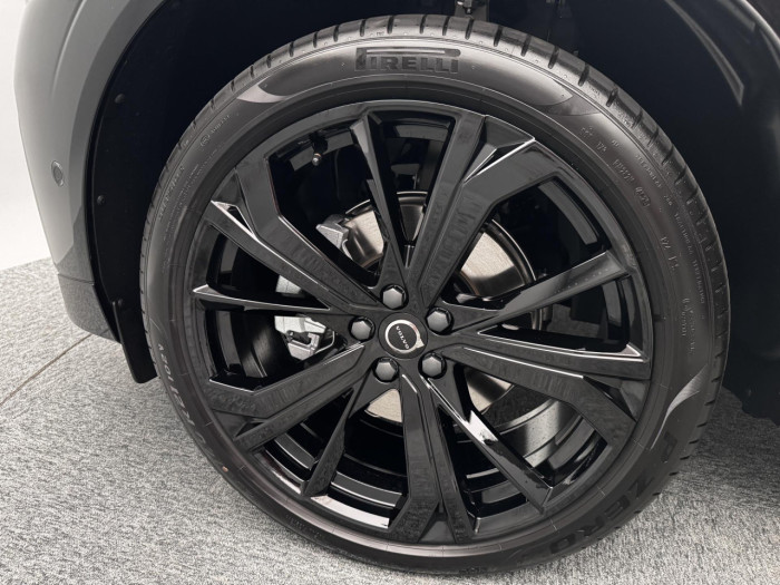 Volvo XC60 B5 AWD AUT PLUS BLACK EDITION na operativní leasing