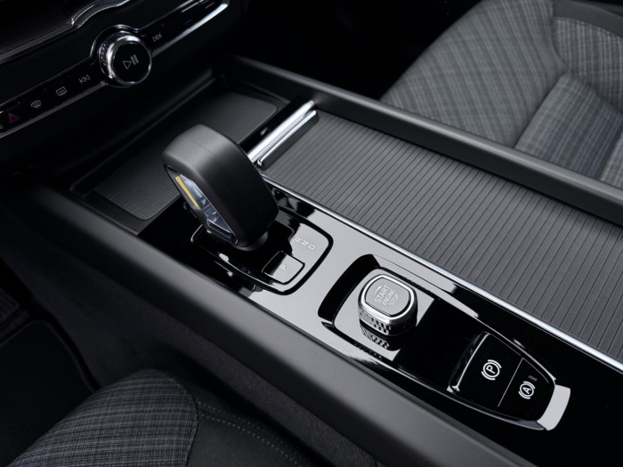 Volvo XC60 B5 AWD AUT ESSENTIAL na operativní leasing