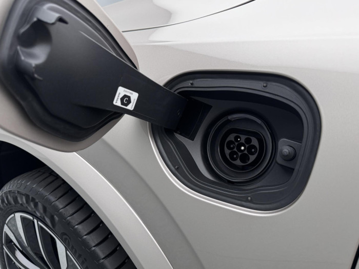 Volvo XC90 T8 AWD Plug-in DARK PLUS 7m na operativní leasing