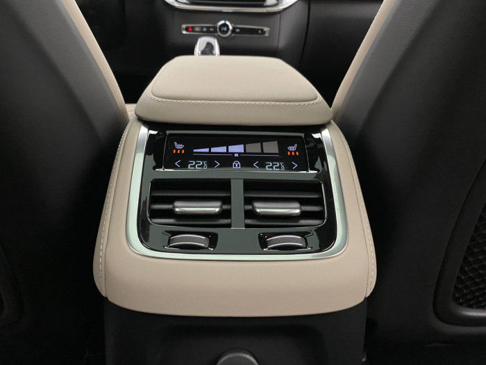 Volvo XC90 T8 AWD Plug-in BRIGHT PLUS 7m na operativní leasing