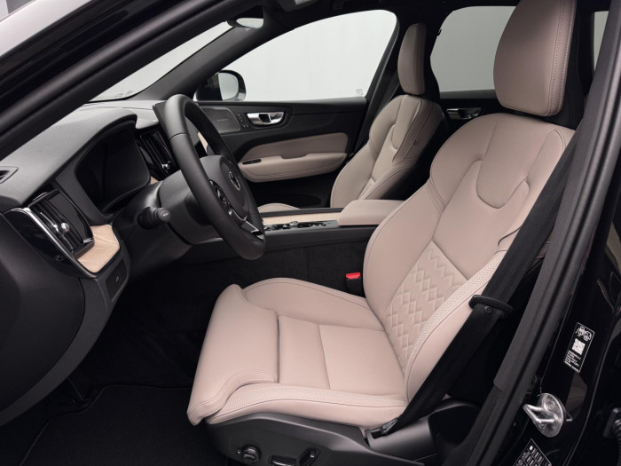 Volvo XC60 B5 AWD AUT DARK PLUS na operativní leasing