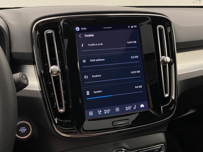 Volvo XC40 B3 AUT DARK PLUS na operativní leasing