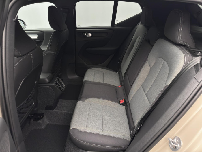 Volvo XC40 B3 AUT DARK PLUS na operativní leasing