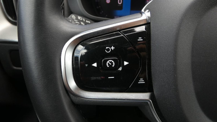 Volvo XC60 B4 mHEV AWD Plus Dark na operativní leasing