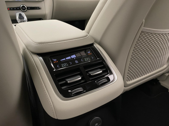 Volvo XC90 T8 AWD Plug-in BRIGHT PLUS 7m na operativní leasing