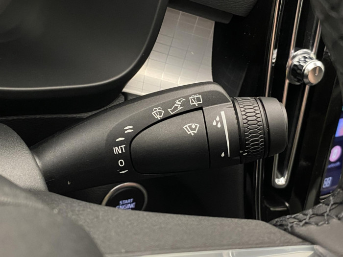 Volvo XC40 B3 AUT DARK PLUS na operativní leasing