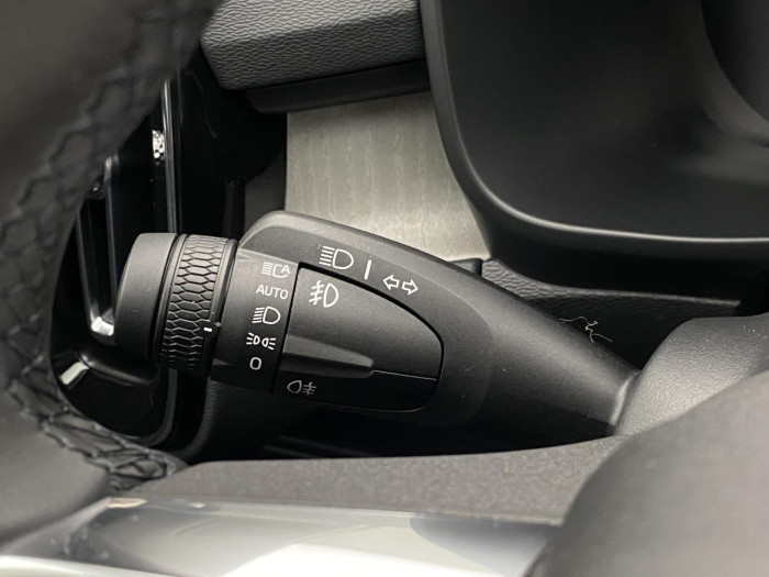 Volvo XC40 B4 AUT DARK PLUS na operativní leasing